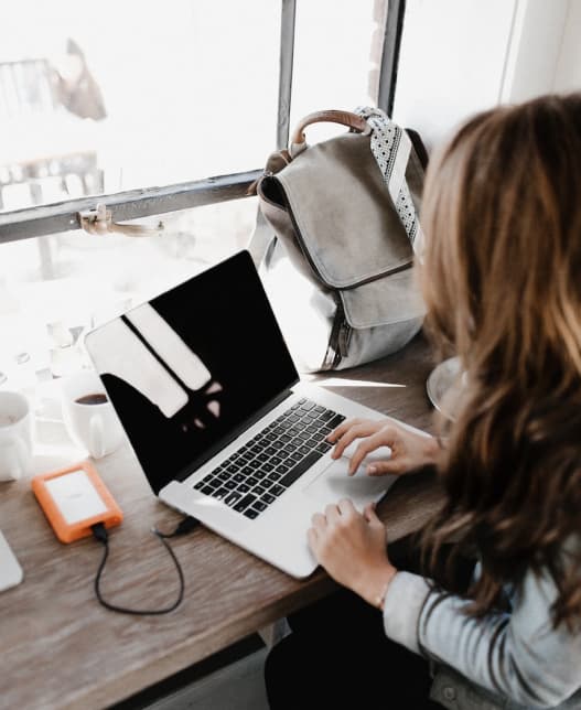 girl_with_computer